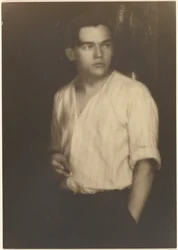 [Portrett av en ung mann i stripete skjorte med sigarett]
