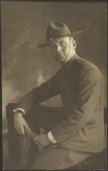 [Portrett av en ung mann i uniform]