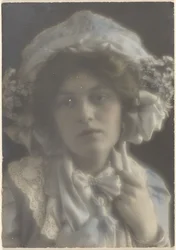 [Portrett av en ung kvinne med fancy hatt]