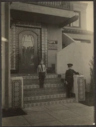 [To gutter foran Fleckensteins atelier i Long Beach]
