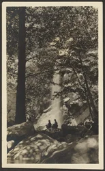 [To figurer ved foss i skogen]