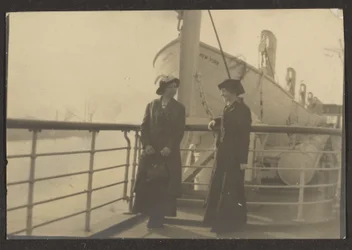 [To kvinner ved en brygge]