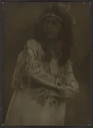 [Kvinne kledd som urfolk]