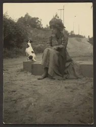 [Sittende kvinne med hund]