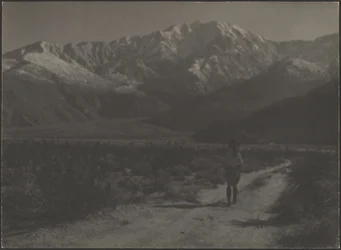 [Kvinne som går på sti mot fjell]