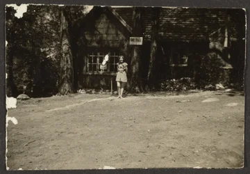 [Kvinne foran hytta]