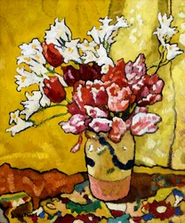 Vase, tulipaner og hvite blomster