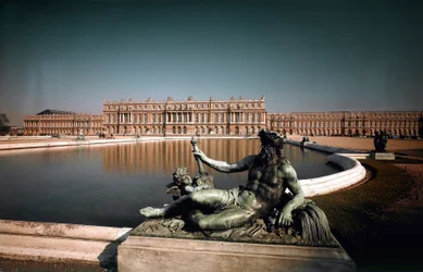 Utsikt over fasaden og fontenene til parken til slottet i Versailles. Laget av arkitektene Louis Le Vau (1612-1670) og Jules Hardouin Mansart (1646-1708) 1668-1684 Chateaux of Versailles and Trianon, Versailles