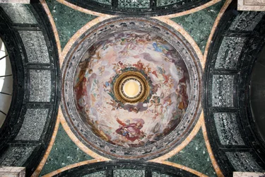 Utsikt over kuppelen til Cybo-kapellet, fresker dekorert av Luigi Garzi (1638-1721) (Utsikt over kuppelen til Cybo-kapellet fresker av Luigi Garzi) Roma Basilica di Santa Maria del Popolo (Santa Maria del Popolo-kirken), Cybo Kapell