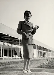 Modell i dress skapt av couture-huset "Graldi". En stiv lue fullfører ensemblet. (s/hvitt bilde)