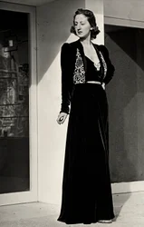 Modellen bærer en lang aftenkjole av mørk fløyel med brodert dekor, skapt av det italienske couture-huset "Fercioni". (s/hvitt bilde)