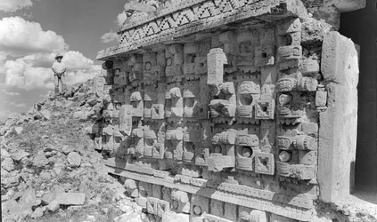 Relieffutskjæring på monumental mayaruin, Yucatán-halvøya. 1936