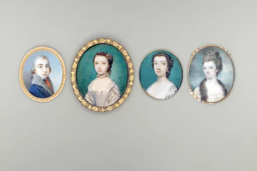 Fru Arabella Walker-Heneage, født Cope (d. ca. 1818), i kremfarget kjole med blondekant og pelskant, perler flettet inn i hennes oppsvepte og krøllede hår, himmel- og skybakgrunn