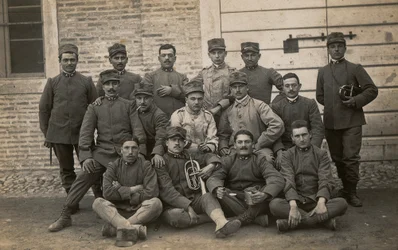 Album "The GM R. Army (1. verdenskrig)": soldater fra det 36. infanteriregiment med to trompetister (s/hv-bilde)