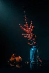 Høstbær, blå vase