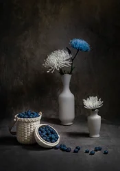 Blåbær og hvite blomster