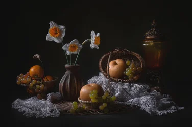 Stilleben med påskeliljer og frukt