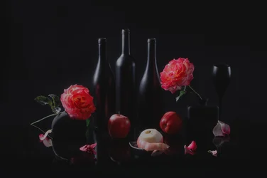 Elegant mørkt stilleben