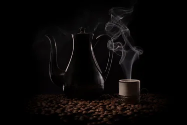 Stilleben med mørk kaffe