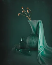 Elegant stilleben i blågrønn farge