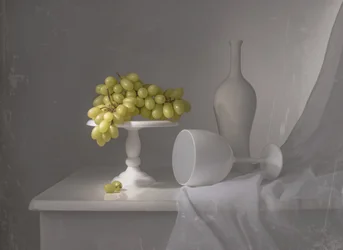 Stilleben med elegante hvite druer