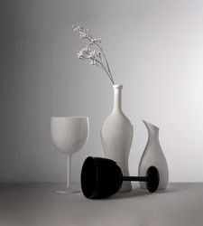 Hvite vaser, svart glass