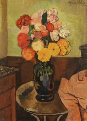 Vase med blomster på et rundt bord, 1920