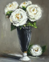 Vase med elegante hvite roser