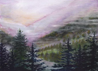 Tåkete fjell ved daggry