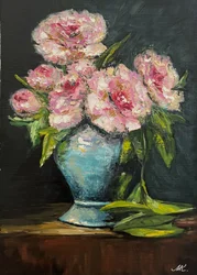 Rosa pioner i blå vase
