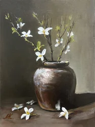Rustikk vase med hvite blomster