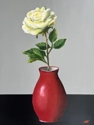 Hvit rose i rød vase