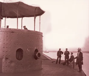 Mannskap på dekket til USS Monitor, ca. 1862 (sepiatrykk)