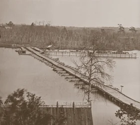 Føderal pontongbro over Appomattox (s/hv-bilde)