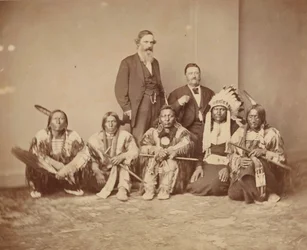 General J. E. Smith og indianere, 1870-tallet.