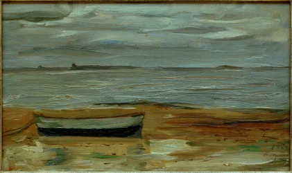 Strand med grå båt og grått hav