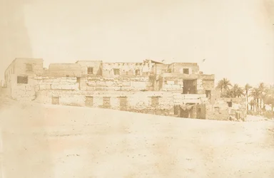 Bolig for mannskapet på spandrel av Luxor, bygget på terrassen til palasset, 1849-50.