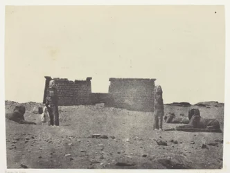Hémi-Spéos av Seboua, Drômos; Nubia, plate 97 fra albumet «Egypt, Nubia, Palestina og Syria» (1852)