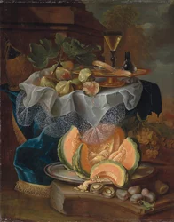 Fiken, en forgylt tazza med et facon-de-venise vinglass, på et drapert bord, en oppskåret melon på et tinnfat med plommer på en sokkel