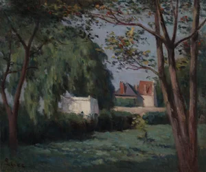 Landlig scene med tre hus og trær