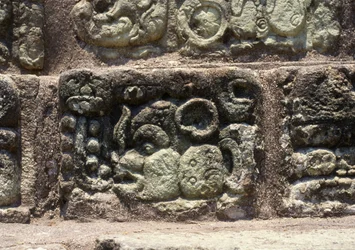 Glyf av byen Copan på hieroglyftrappen, sen klassisk periode (600–900) ca. 760 e.Kr.