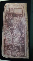 Hvelvdeksel med maleri av guden K"Awiil og hieroglyftekst, Chenes-området, Yucatan, sen klassisk periode, 600-900 e.Kr.
