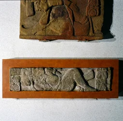 Overligger 27 fra Tonina, Chiapas, Mexico, sen klassisk periode (600-900 e.Kr.) (stein)