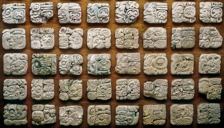 Mayakalender (320-1697) sammensatt av forskjellige glyfer