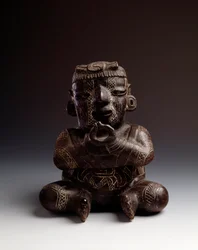 Førkolumbisk kunst, mayasivilisasjonen, tidlig periode: antropomorf leirvase som forestiller en sittende mann med hendene samlet i en sirkel. Fra Uaxactún, Guatemala. Mål: h. 21,2 x bredde 20,2 cm. Guatemala, Museo Nazionale di Archeologia e Etnologia