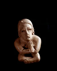 Førkolumbisk kunst, mayasivilisasjonen, førklassisk periode: leirstatuett som forestiller en sittende kvinne med armene og bena i kors. Fra San Agustín Acasaguastlán, El Progreso, Guatemala. Høyde 10,7 cm. Guatemala by, Museo Nacional de Arqueología y