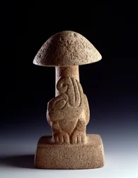 Førkolumbisk kunst, mayasivilisasjonen, førklassisk periode: basaltskulptur formet som en sopp med en fremstilling av en stilisert slange. Fra Kaminaljuyú, Guatemala. Mål 28,5 x bredde 15,8 cm. Guatemala, Nasjonalmuseet for arkeologi og etnologi