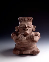 Førkolumbisk kunst, mayasivilisasjonen, klassisk periode: antropomorf leirvase som forestiller en sittende skikkelse med kryssede ben og armer og ansiktet vendt oppover. Fra La Lagunita, Quiché, Guatemala. Mål: h. 25 x b. 21,5 cm. Guatemala