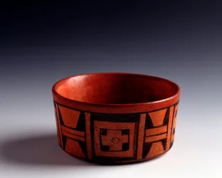 Prekolumbisk kunst, mayasivilisasjonen, klassisk periode: tofarget leirbolle dekorert med geometriske motiver. Fra Tikal, Quiché, Guatemala. Mål: høyde 5,7 x diameter 11,5 cm. Guatemala, Nasjonalmuseet for arkeologi og etnologi