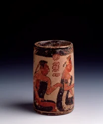 Førkolumbisk kunst, mayasivilisasjonen, klassisk periode: sylindrisk leirvase dekorert med to menn og en kvinne som utfører et ritual. Fra Tayasal, Guatemala. Mål: høyde 11,2 x diameter 6 cm. Guatemala by, Museo Nacional de Arqueología y Etnología